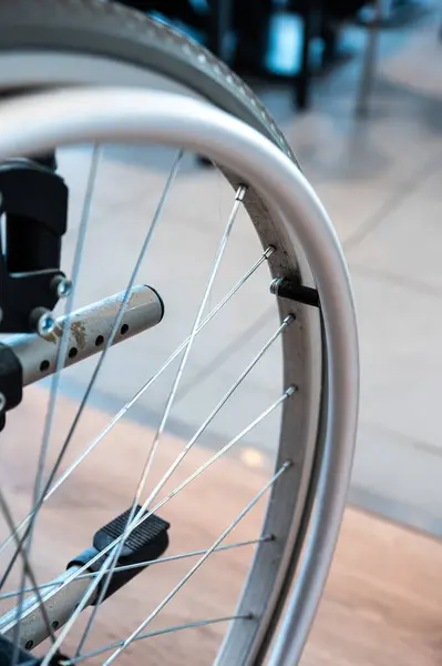 Tienen, Flaman Brabant, Belçika, 16 Şubat 2025 tarihli yaşlılar için tekerlekli sandalyenin parçası.