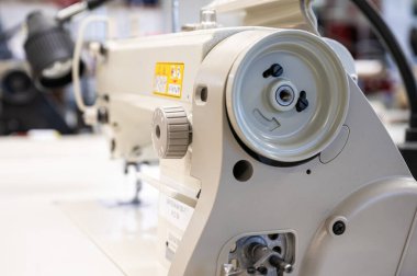 Terzi atölyesinde dikiş makinesi, Brüksel şehir merkezi, Belçika, 22 Şubat 2025