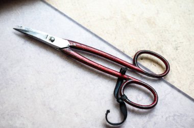 Brüksel şehir merkezi, Belçika, 22 Şubat 2025 'te bir terzi atölyesinde makas.