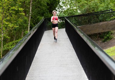 35 yaşında beyaz bir kadın Brüksel, Belçika 'da spor yapıyor. Model bırakıldı