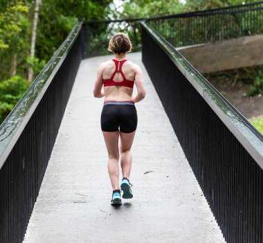 35 yaşında beyaz bir kadın Brüksel, Belçika 'da spor yapıyor. Model bırakıldı