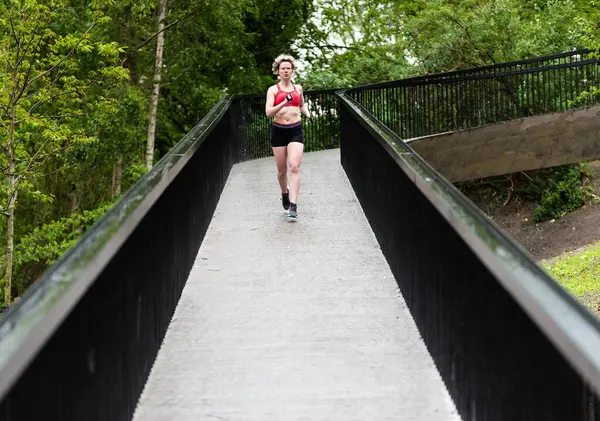 35 yaşında beyaz bir kadın Brüksel, Belçika 'da spor yapıyor. Model bırakıldı