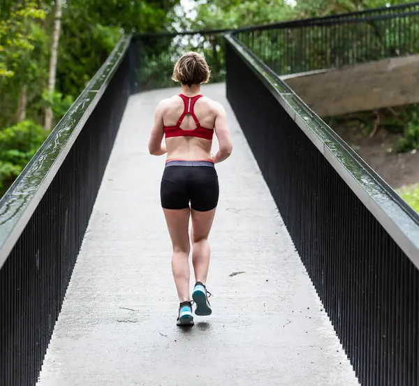 35 yaşında beyaz bir kadın Brüksel, Belçika 'da spor yapıyor. Model bırakıldı