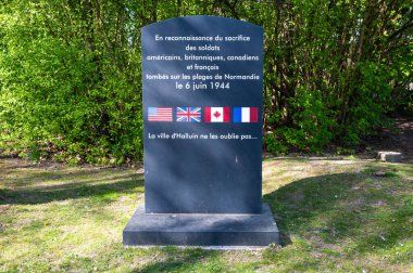 Halluin 'deki Birinci Dünya Savaşı sırasında ölen Amerikan, İngiliz, Kanadalı ve Fransız askerlerin anısına dikilen anıt.