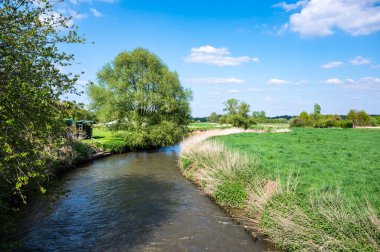 Korbeek-Dijle 'deki bükücü nehir Dyle' da yeşil çevre, Flaman Brabant, Belçika 26 Nisan 2025