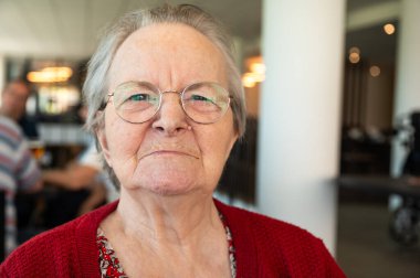 Tienen, Flaman Brabant, Belçika 'da tekerlekli sandalyede oturan 86 yaşındaki büyükannenin etkileyici portresi, 16 Şubat 2025. Model bırakıldı