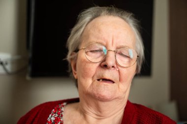 Tienen, Flaman Brabant, Belçika 'da tekerlekli sandalyede oturan 86 yaşındaki büyükannenin etkileyici portresi, 16 Şubat 2025. Model bırakıldı