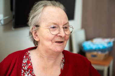 Tienen, Flaman Brabant, Belçika 'da tekerlekli sandalyede oturan 86 yaşındaki büyükannenin etkileyici portresi, 16 Şubat 2025. Model bırakıldı