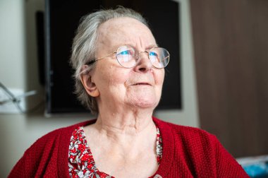 Tienen, Flaman Brabant, Belçika 'da tekerlekli sandalyede oturan 86 yaşındaki büyükannenin etkileyici portresi, 16 Şubat 2025. Model bırakıldı