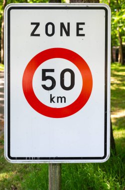 Bölge 50 hız sınırı olan Brasschaat, Antwerp, Belçika 16 Mayıs 2025