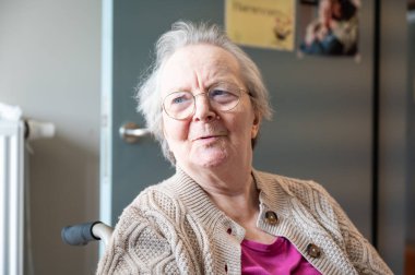 Tienen 'de tekerlekli sandalyede oturan 86 yaşındaki büyükannenin etkileyici portresi, Flaman Brabant, Belçika 1 Haziran 2025