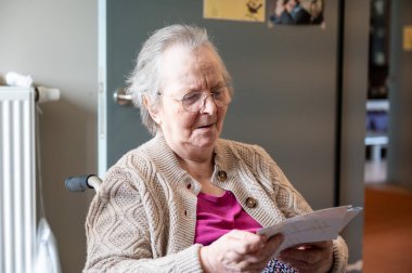 Tienen 'de tekerlekli sandalyede oturan 86 yaşındaki büyükannenin etkileyici portresi, Flaman Brabant, Belçika 1 Haziran 2025