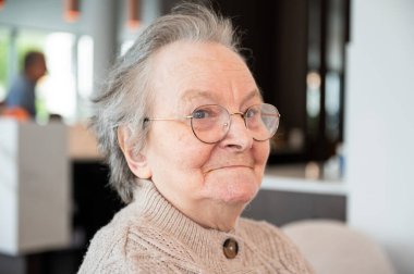 Tienen 'de tekerlekli sandalyede oturan 86 yaşındaki büyükannenin etkileyici portresi, Flaman Brabant, Belçika 1 Haziran 2025