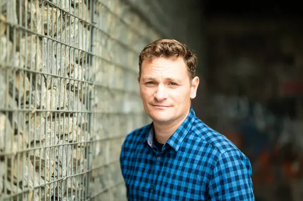 Belçika 'nın Koekelberg kentinde, mavi gömlekli 46' lı bir beyaz adamın açık hava portresi. Model bırakıldı