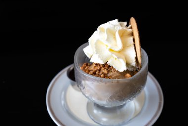 Keerbergen, Flaman Brabant, Belçika 'da 21 Haziran 2025' te ufalanmış fındıklı ve kremalı dondurma.