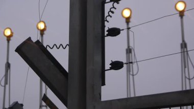 Hava Işıkları Alacakaranlık 'ta. Bu video gündoğumundan hemen önceki anı bir havaalanı pistinin kenar mahallelerinde yakalıyor. Parlayan bir ışık çizgisi gerilir, şafak sisinin içinden yumuşak ışınlar saçar ve rüya gibi bir efekt yaratır..