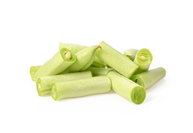 Bir avuç çiğ fasulye, yeşil fasulye beyaz arka planda izole edilmiş parçalara bölünmüş.. 