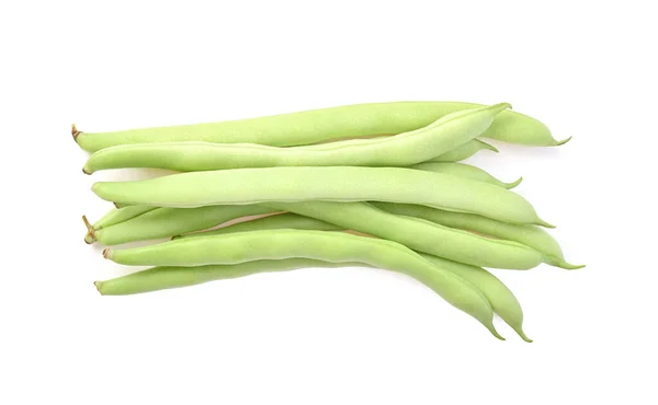 生のブッシュ豆の束 白い背景に隔離された緑の豆 トップビュー — ストック写真