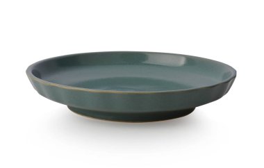 Beyaz arkaplanda koyu yeşil seramik plaka