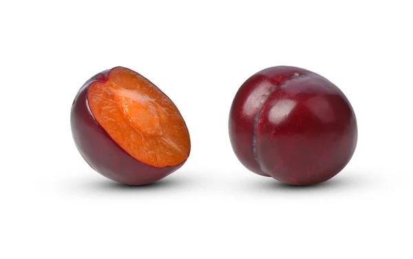 Die Hälfte Und Die Ganze Frucht Roter Pflaumen Isoliert Auf — Stockfoto
