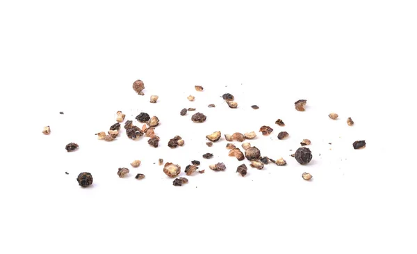 Beyaz arka planda izole edilmiş ahşap kaşıkla ezilmiş siyah biber. .