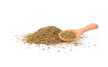 Beyaz arka planda izole edilmiş kuru kekik ve ahşap kaşık yığını