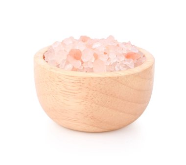 Himalaya ahşap kasede beyaz arka planda izole edilmiş pembe tuz