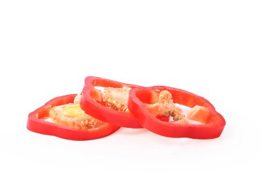 Tatlı kırmızı biber. Beyaz bir arka planda izole edilmiş. Çan biberi, Capsicum annuum familyasından Grossum Cultivar grubundaki bitkilerin meyveleridir.