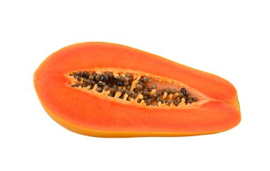 Olgun papaya meyvelerinin yarısı beyaz arka planda izole edilmiş tohumlarla. 