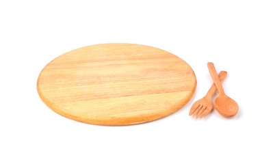 Beyaz arka planda ayrık çatal ve kaşıkla daire şeklinde ahşap tepsi