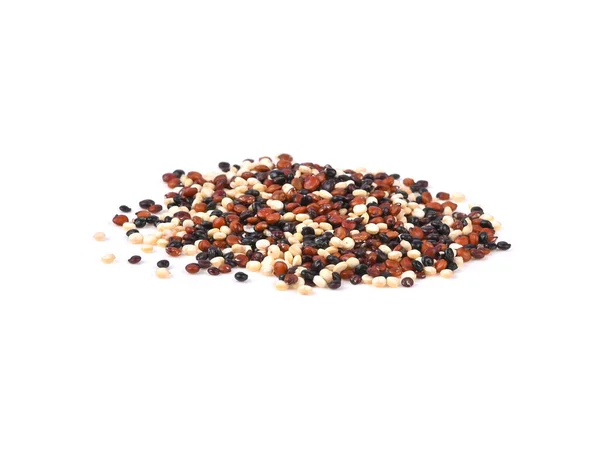 Beyaz Arka Plan Üzerinde Izole Quinoa Tohumları Yığını — Stok fotoğraf