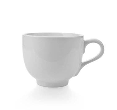 Beyaz arkaplanda izole edilmiş beyaz seramik bardak