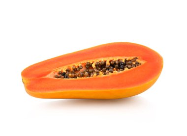 Olgun papaya meyvelerinin yarısı beyaz arka planda izole edilmiş tohumlarla. 