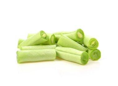 Bir avuç çiğ fasulye, yeşil fasulye beyaz arka planda izole edilmiş parçalara bölünmüş..