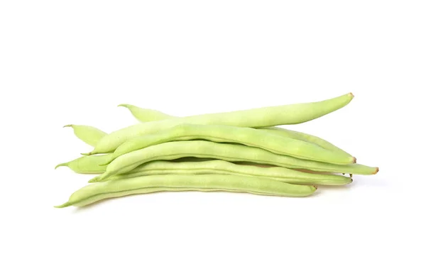 生のブッシュ豆の束 白い背景に隔離された緑の豆 — ストック写真