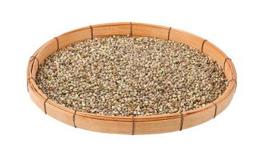 Beyaz arka planda harman sepetinde kenevir tohumları yığını