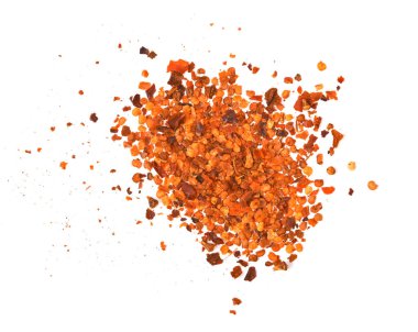 Ezilmiş kırmızı arnavut biberi, kurutulmuş kırmızı biber ve tohum yığını beyaz arka planda izole, üst manzara