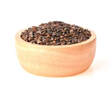 Karabuğday yığını, Kara Karabuğday, Kuşlar için karabuğday beyaz arka planda izole edilmiş tahta kasede.