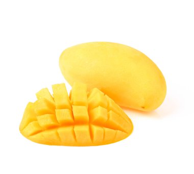 Olgun sarı mangolarla yarısı küp şeklinde kesilmiş beyaz arka planda izole edilmiş.