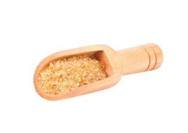 Kahverengi kamış şekeri ve beyaz arka planda kepçe