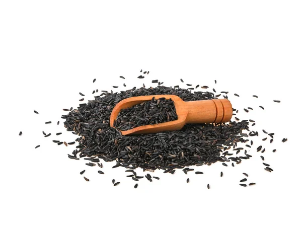 Beyaz arka planda kepçeyle izole edilmiş kuş nijer tohumu (Guizotia Abyssinica) yığını