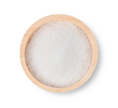 Beyaz arka planda tahta kasede beyaz şeker. en üstteki görünüm