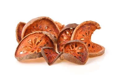 Beyaz arka plan üzerinde Bael meyve çayı (Aegle marmelos) kuru