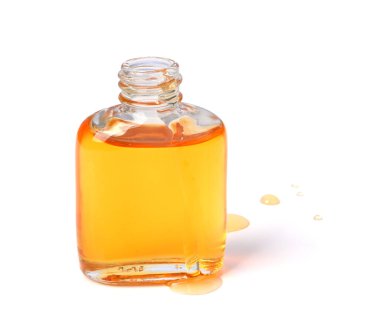 Beyaz arka planda izole edilmiş şişedeki taze sarı honney..