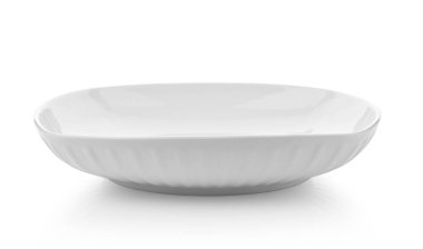 Beyaz arkaplanda izole edilmiş boş beyaz kare seramik plaka.