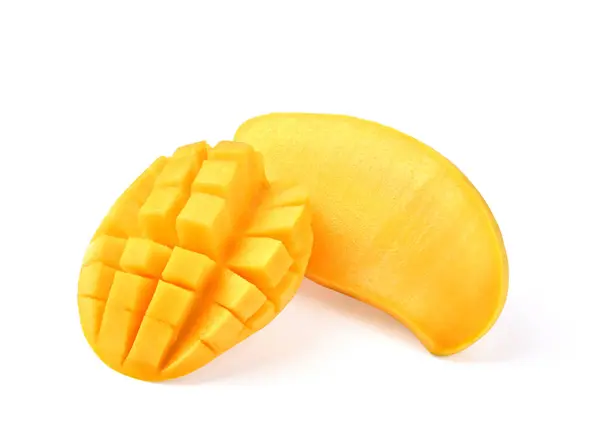 Olgun mango ve dilimin yarısı beyaz arka planda izole edilmiş.