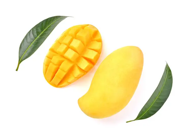 Taze sarı mango ve yapraklı dilimler beyaz arka planda izole edilmiş, üst manzara.