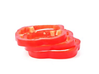 Bir dilim kırmızı biber. Beyaz bir arkaplanda izole edilmiş.