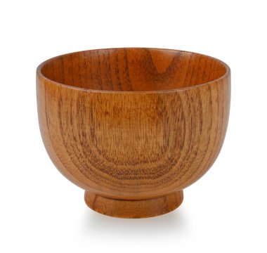 Boş kırmızı tahta kase beyaz arkaplanda izole edilmiş.