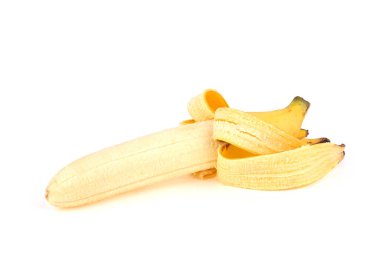 Muz. Sarı derili meyve. Zevkli. Ayrıl. Beyaz arkaplanda soyulmuş muz.